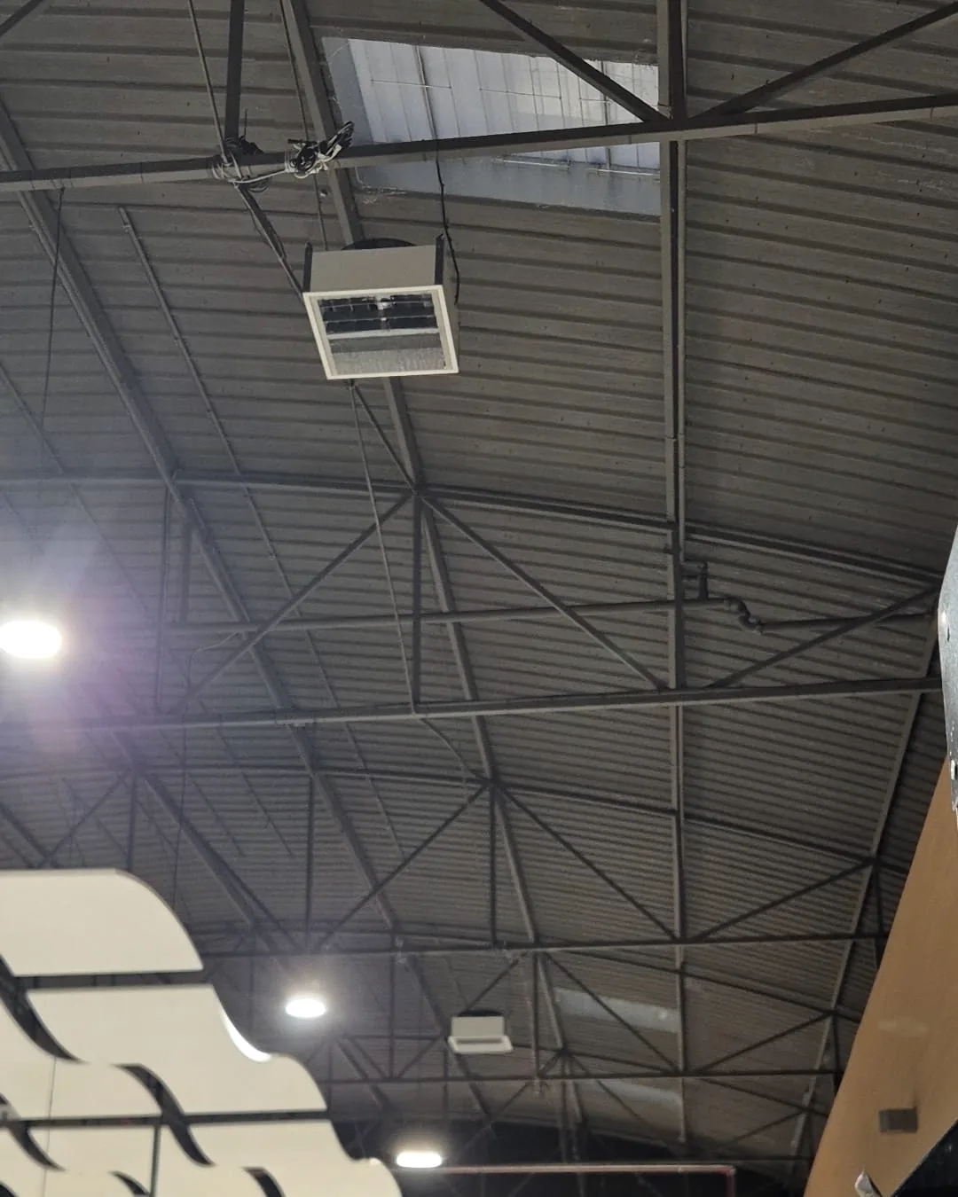 Déstratificateurs d'air posés sous la charpente d'une galerie marchande