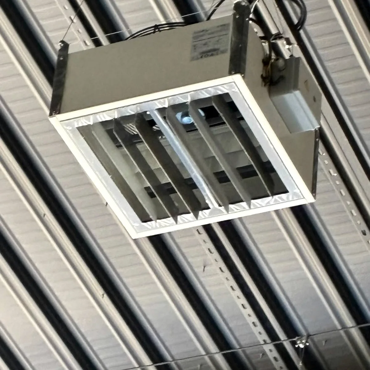 Déstratificateur d'air avec sa grille de diffusion, fixé en sous-toiture