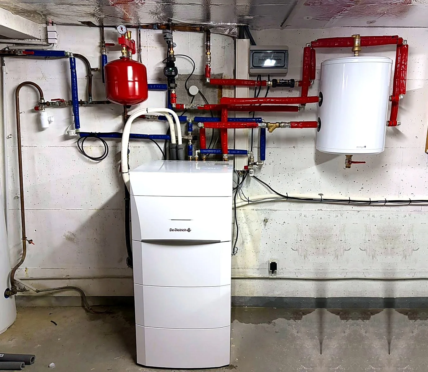 Local technique d'une maison : ballon solaire ECOYA raccordé, vase d'expansion, circulateur et générateur d'appoint De Dietrich, chantier ENERGY CO.