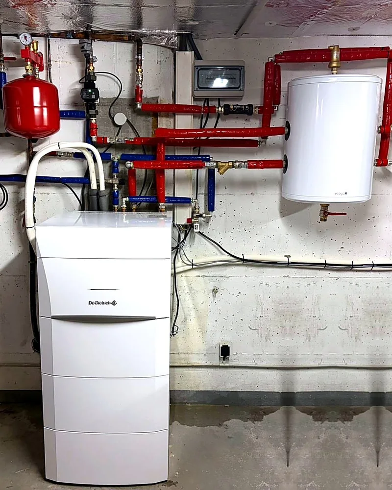 Local technique d'une maison : ballon solaire, vase d'expansion et générateur d'appoint raccordés